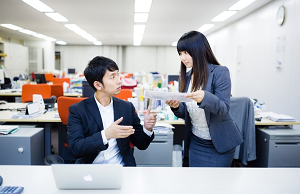 資料を渡す女性